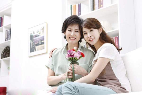 Ngủ mơ thấy mẹ chồng tới nhà chơi